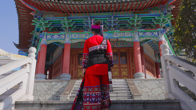 个人商用，少数民族复古楼阁建筑前穿着漂亮的石林阿诗玛姑娘，视频素材