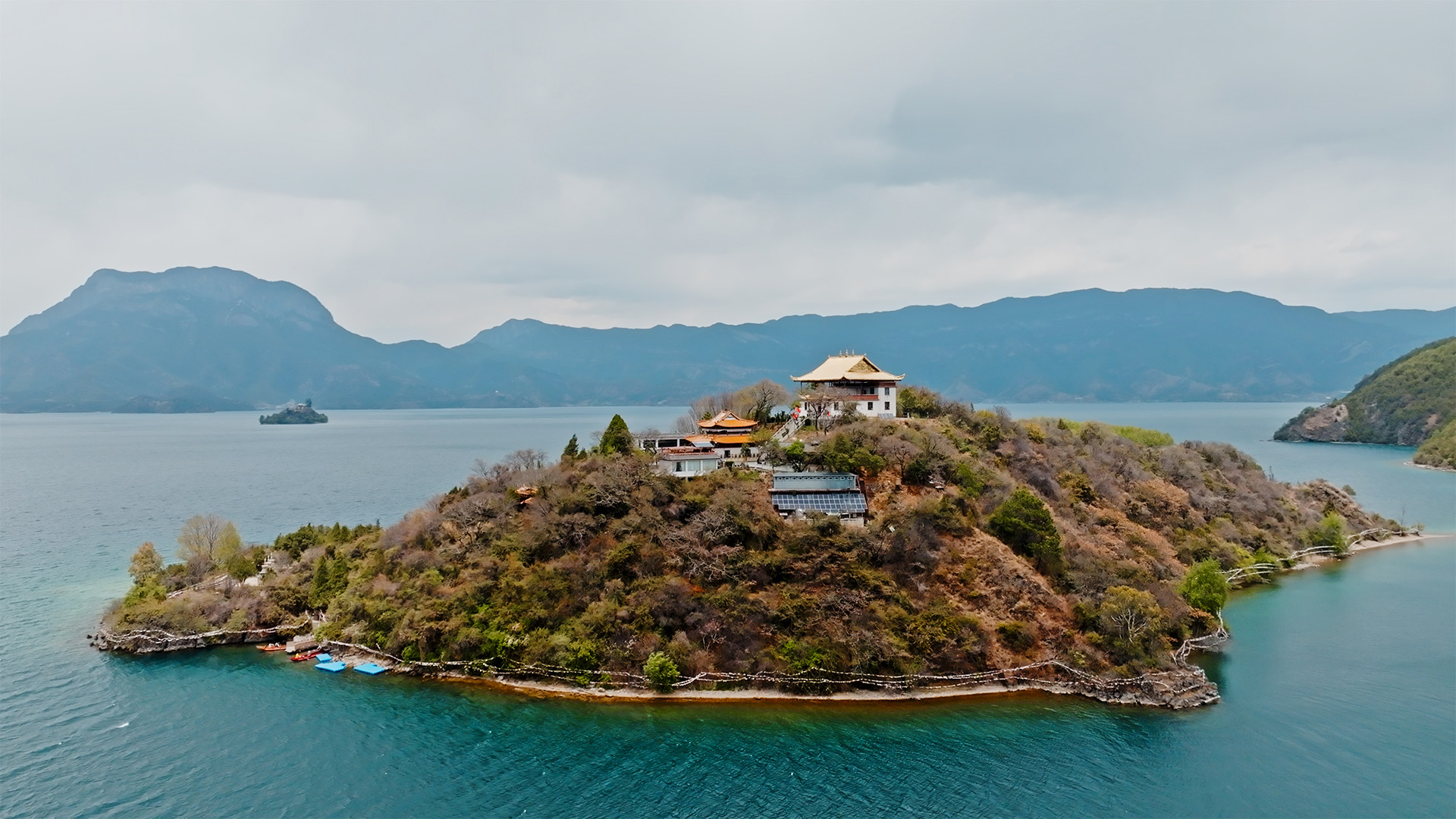 个人商用，云南省丽江市宁蒗彝族自治县泸沽湖里务比岛寺庙古建筑航拍，视频素材