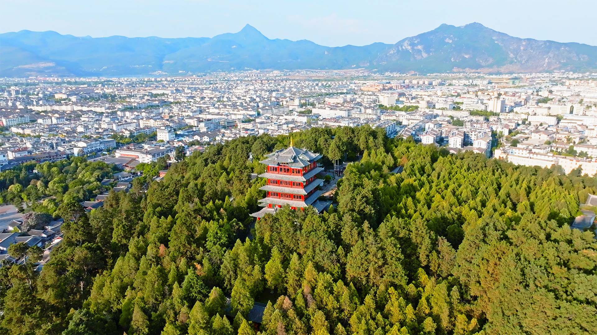 个人商用，云南省丽江市古城区狮子山万古楼复古阁楼清晨航拍，视频素材