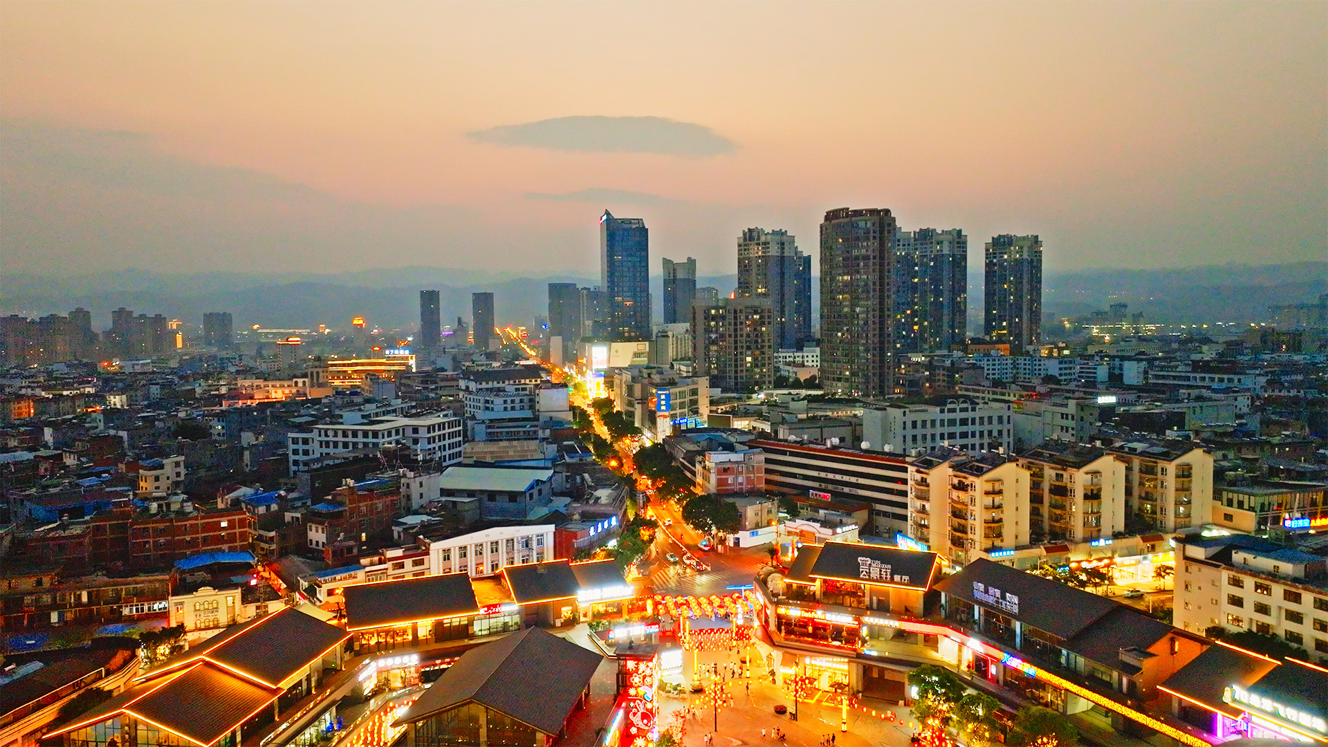 个人商用，云南省红河哈尼族彝族自治州弥勒市髯翁路城市夜景航拍，视频素材