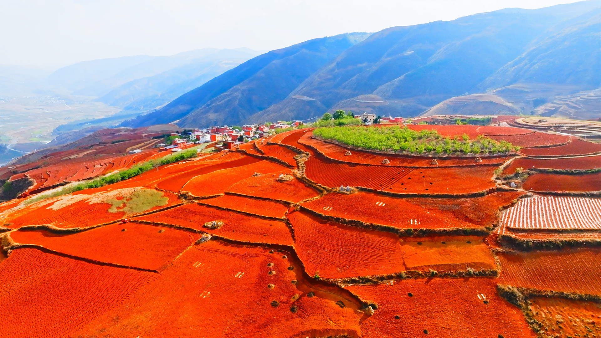 个人商用，云南省昆明市东川区红土地落霞沟农村乡下红色山地航拍，视频素材