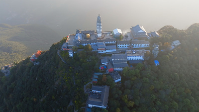 个人商用，云南省大理白族自治州宾川县鸡足山镇三官殿夕阳光芒航拍，视频素材