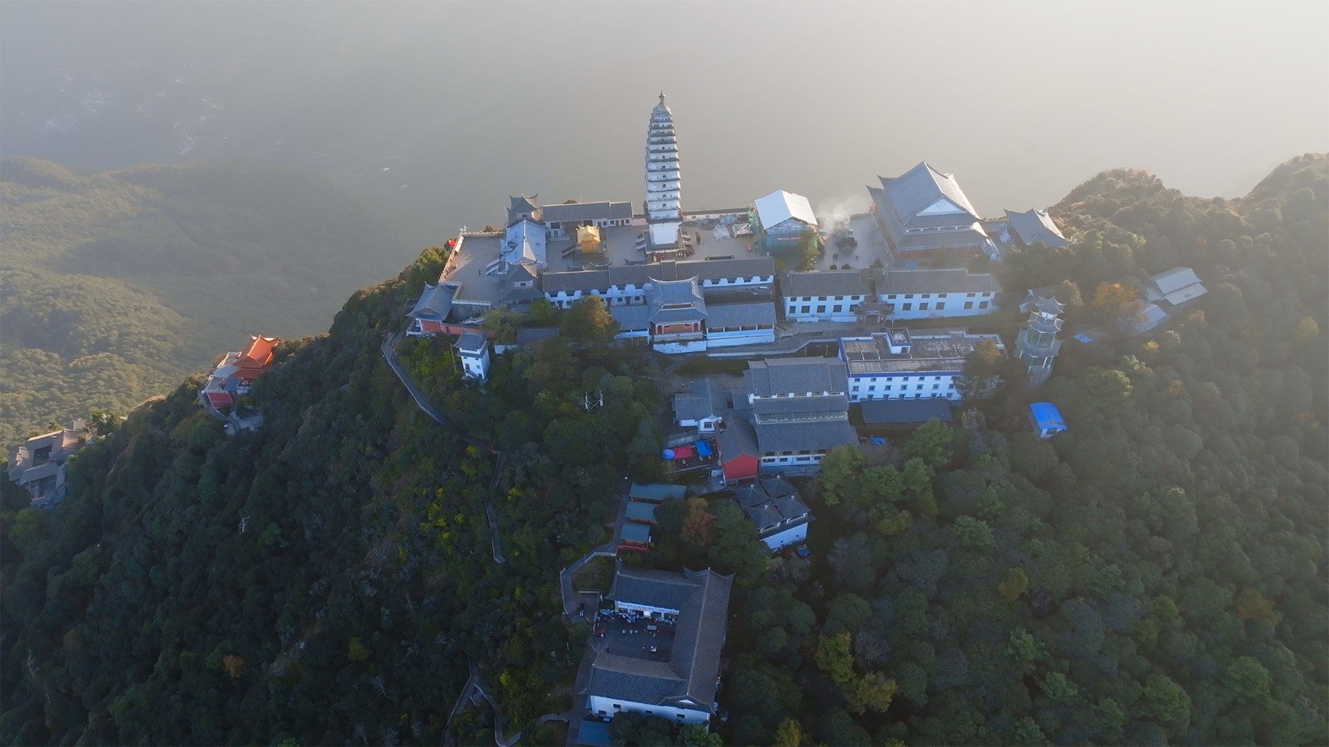 个人商用，云南省大理白族自治州宾川县鸡足山镇三官殿夕阳光芒航拍，视频素材