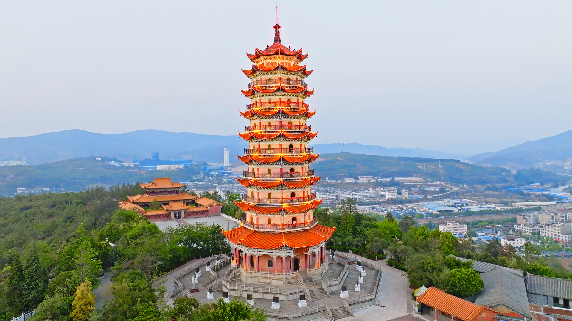 个人商用，黄昏时分云南省楚雄彝族自治州中国第一福塔灯光近景环绕航拍，视频素材