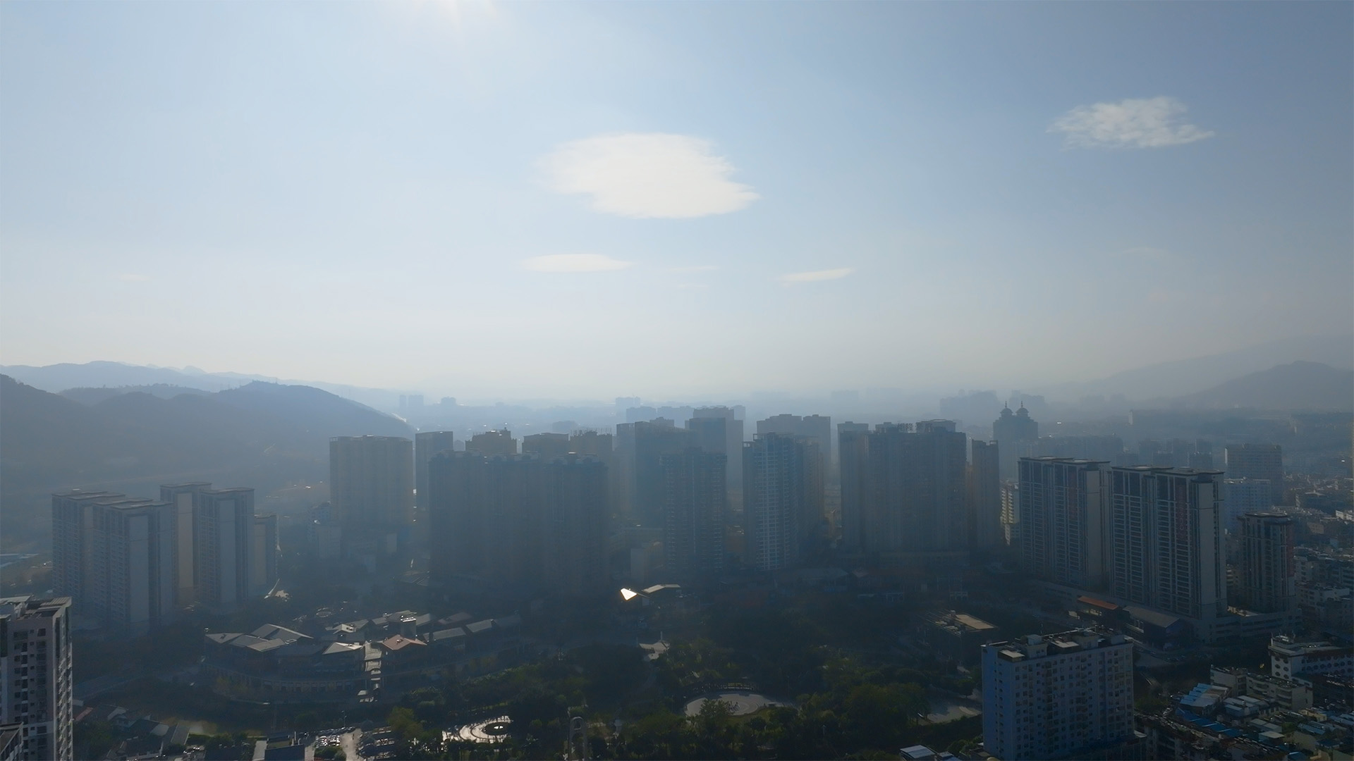 个人商用，云南省文山壮族苗族自治州文山市光大广场逆光航拍，视频素材