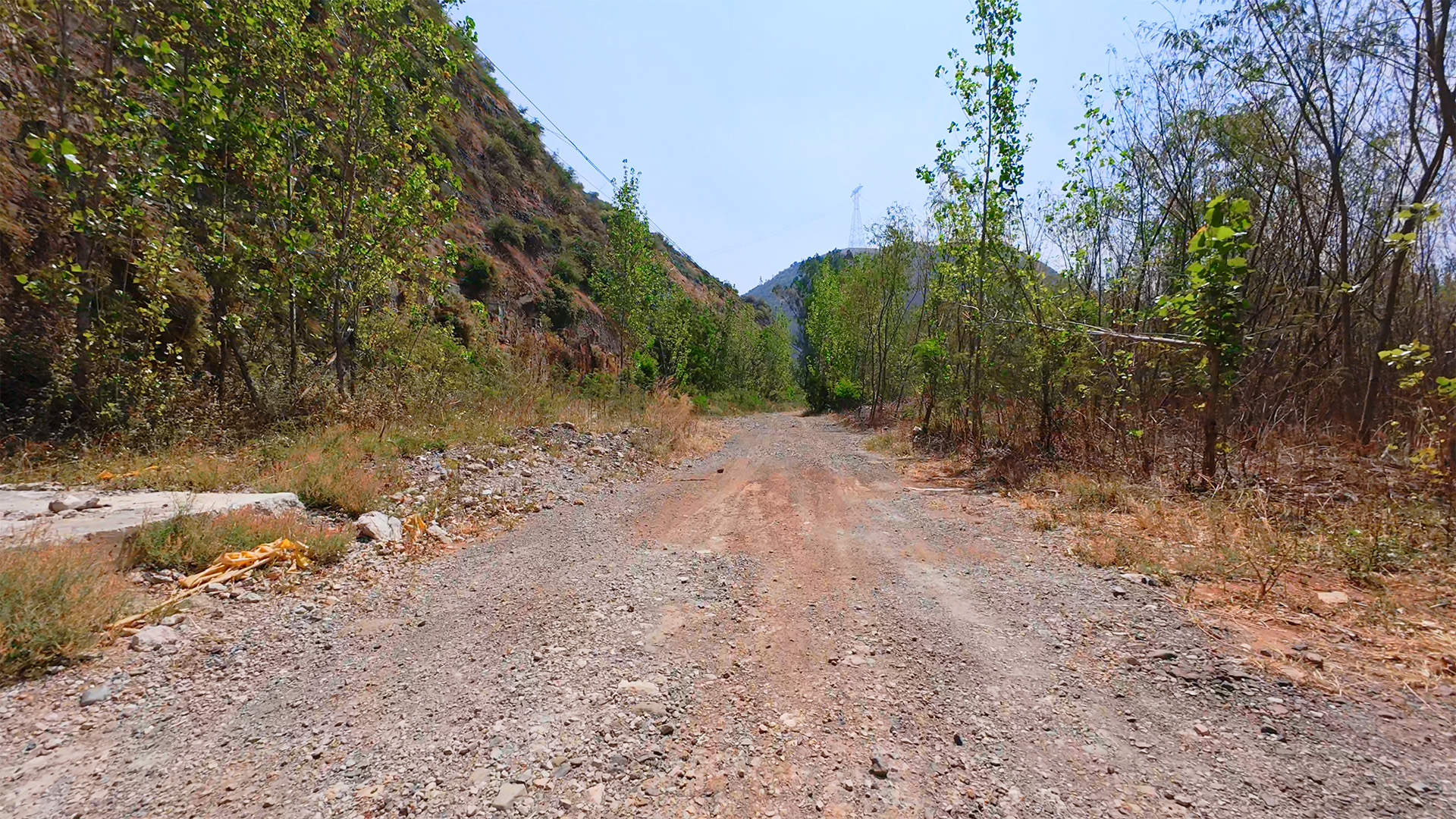 个人商用，乡下农村贫困山区进村崎岖颠簸大上坡的土路车载拍摄，视频素材