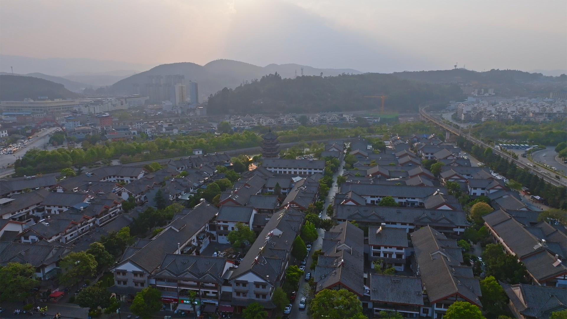 个人商用，云南省楚雄彝族自治州彝人古镇步行街听雨楼彝乡恋歌桃花溪航拍，视频素材