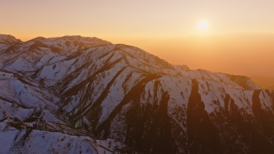 个人商用，日落时分金黄色的雪山山峰晚霞峡谷航拍，视频素材