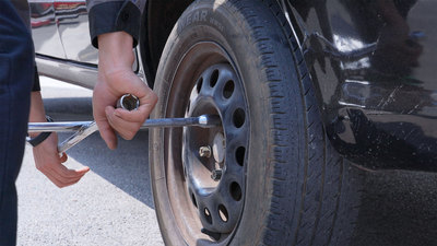 个人商用，修理工汽车维修换轮胎拧螺丝，视频素材