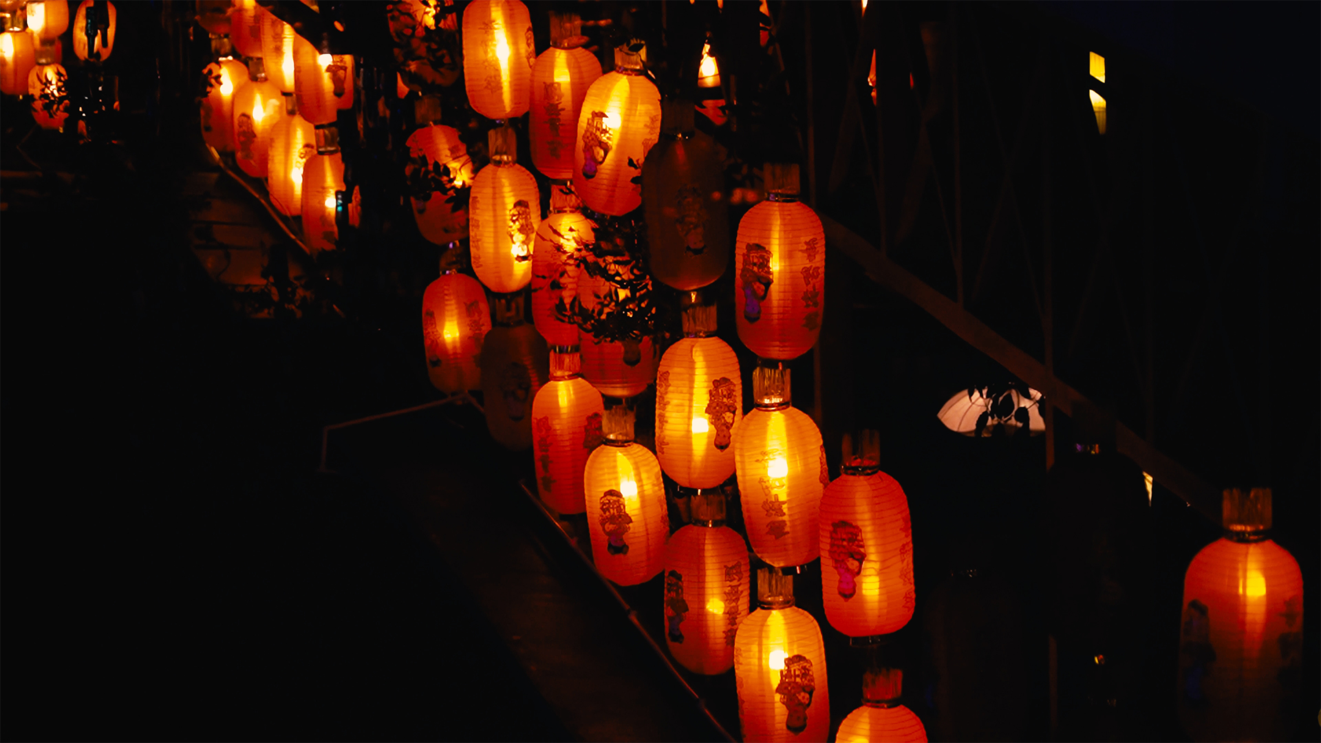 企业商用，灯火阑珊古镇夜景国风古韵灯笼水面倒影，视频素材