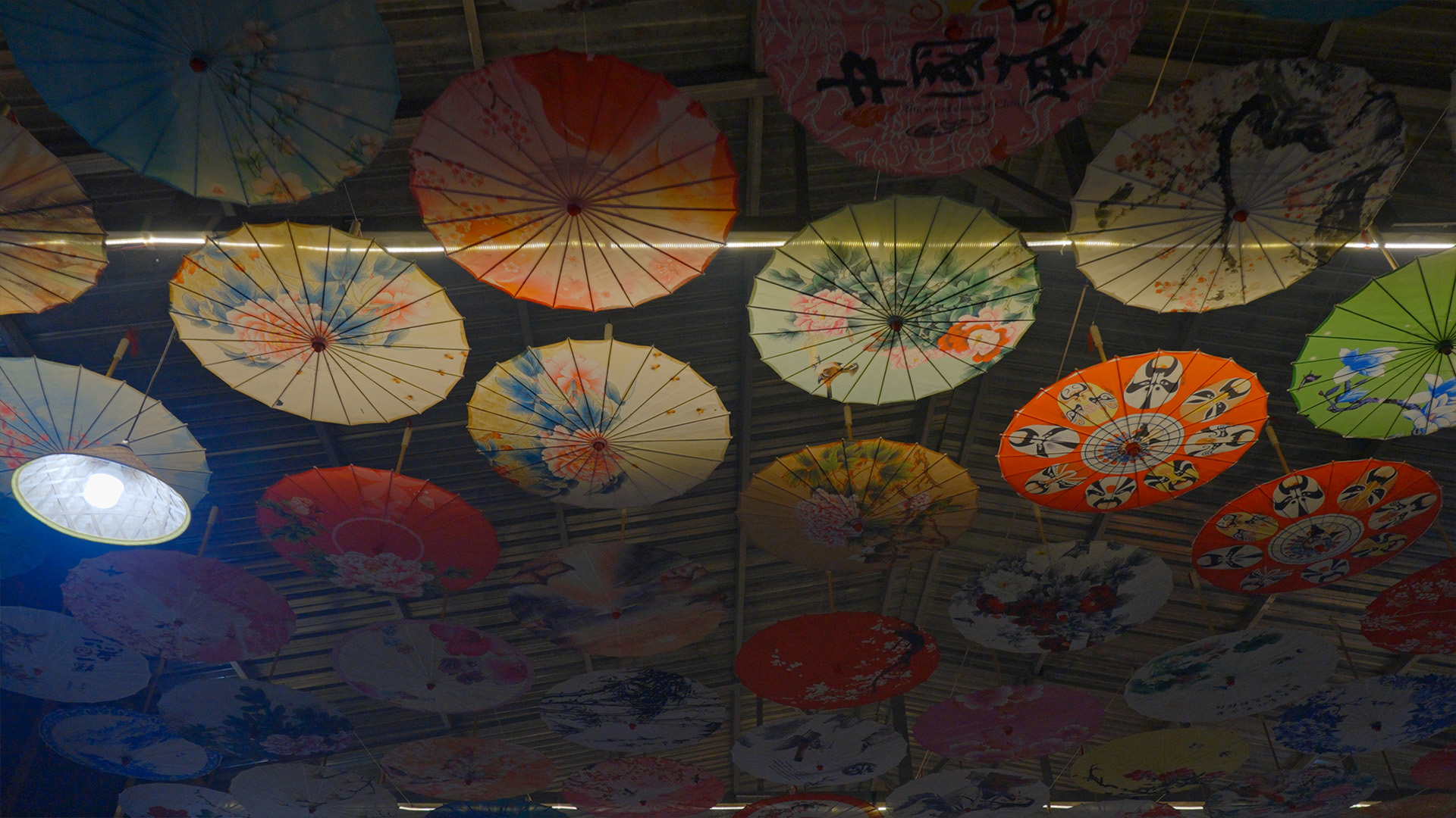 个人商用，中国风春节古风装饰油纸伞复古灯光吊顶特写，视频素材