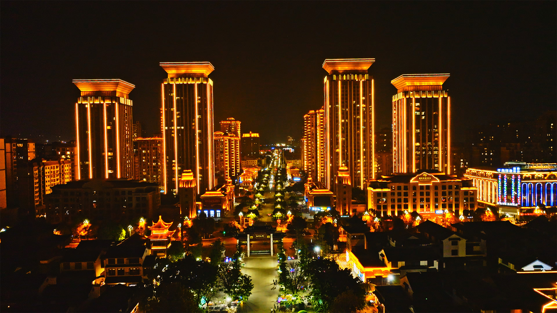 个人商用，云南省红河哈尼族彝族自治州弥勒市福地半岛三区艺丰广场城市街道夜景航拍，视频素材
