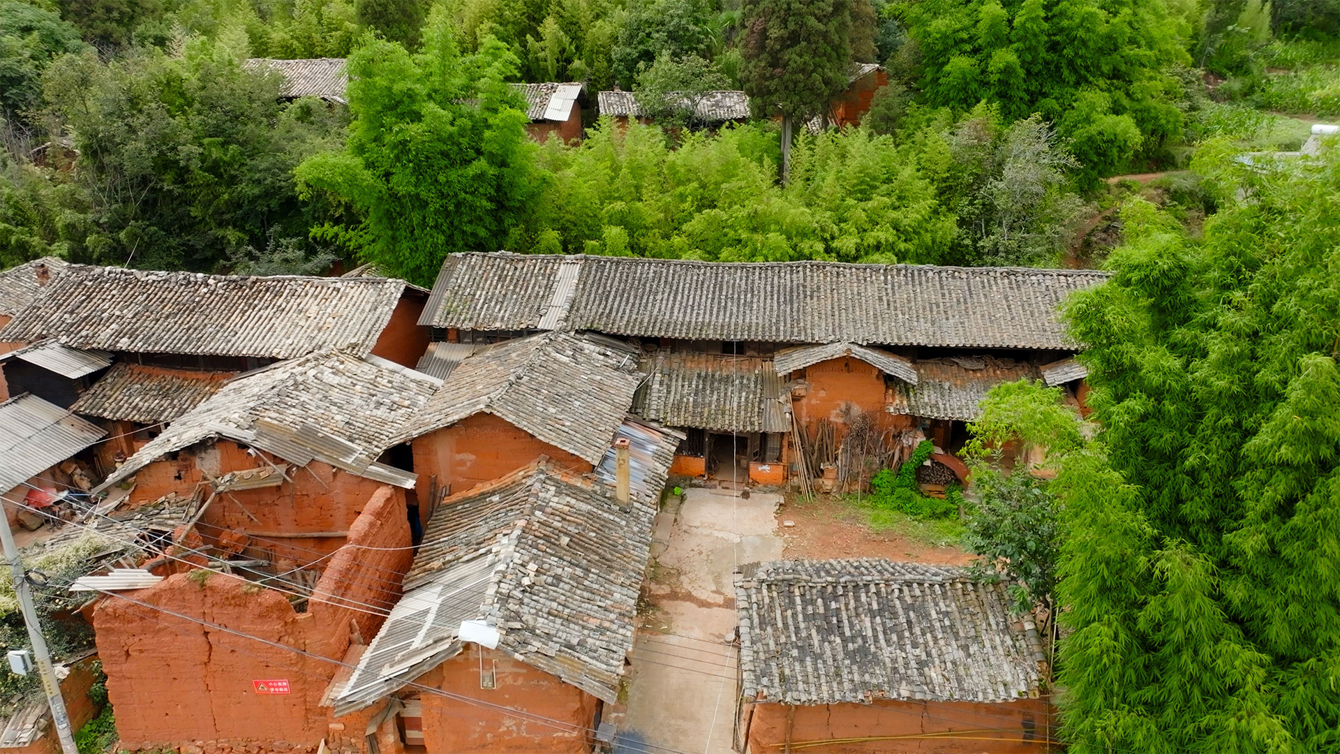 个人商用，贫穷的山区破旧的村民土木结构瓦房航拍，视频素材