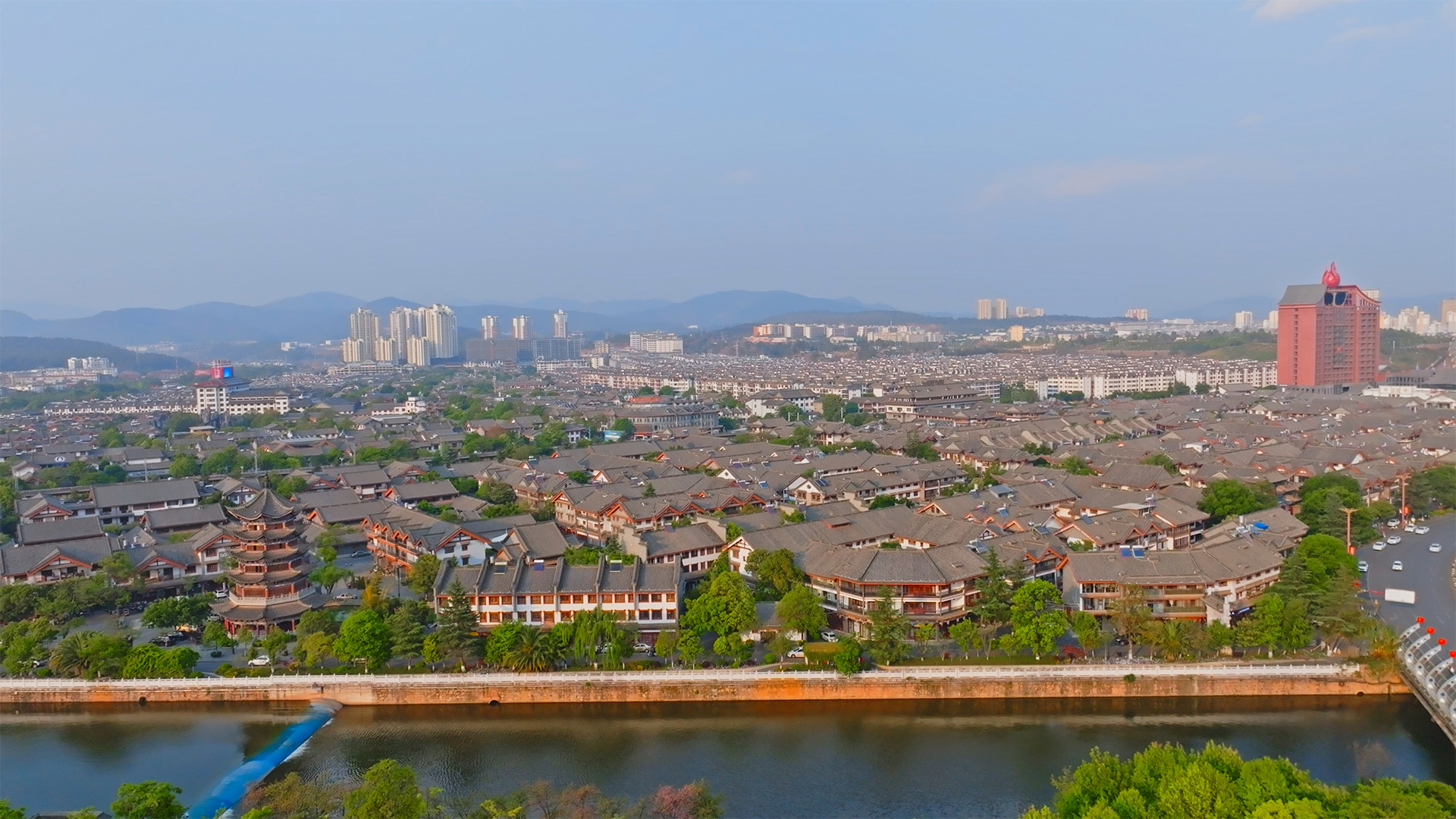 个人商用，云南省楚雄彝族自治州威楚大道彝人古镇大景航拍，视频素材