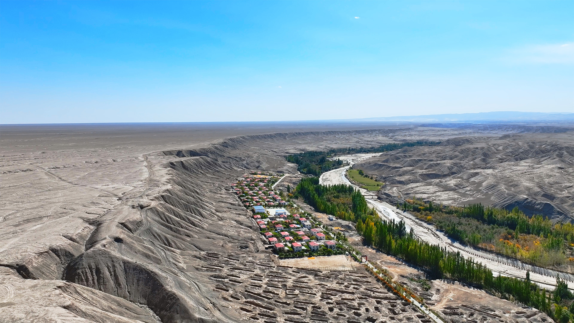 个人商用，新疆维吾尔自治区喀什地区莎车县484县道附近戈壁荒漠河道村庄航拍，视频素材