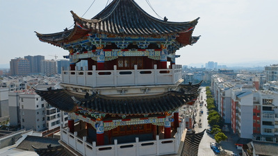 个人商用，云南省石林彝族自治县万城阿诗玛小镇全貌复古塔楼旋转航拍，视频素材