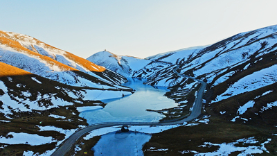 个人商用，大海草山夕阳下结冰的湖面积雪的草山航拍，视频素材