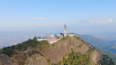 个人商用，云南省大理白族自治州宾川县鸡足山镇大雄宝殿航拍，视频素材