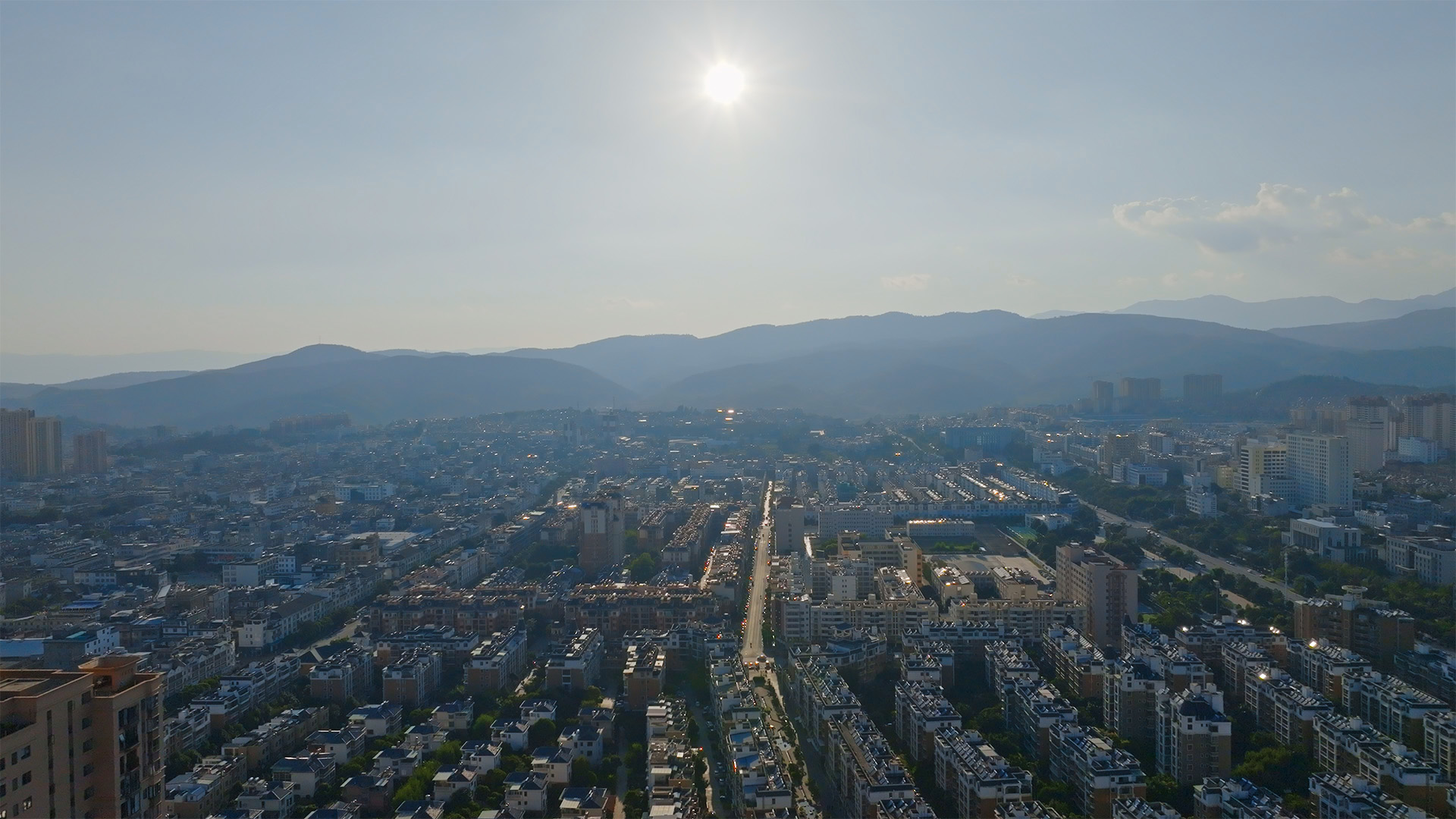 个人商用，傍晚时分夕阳照耀下的大理白族自治州祥云县城市逆光航拍，视频素材