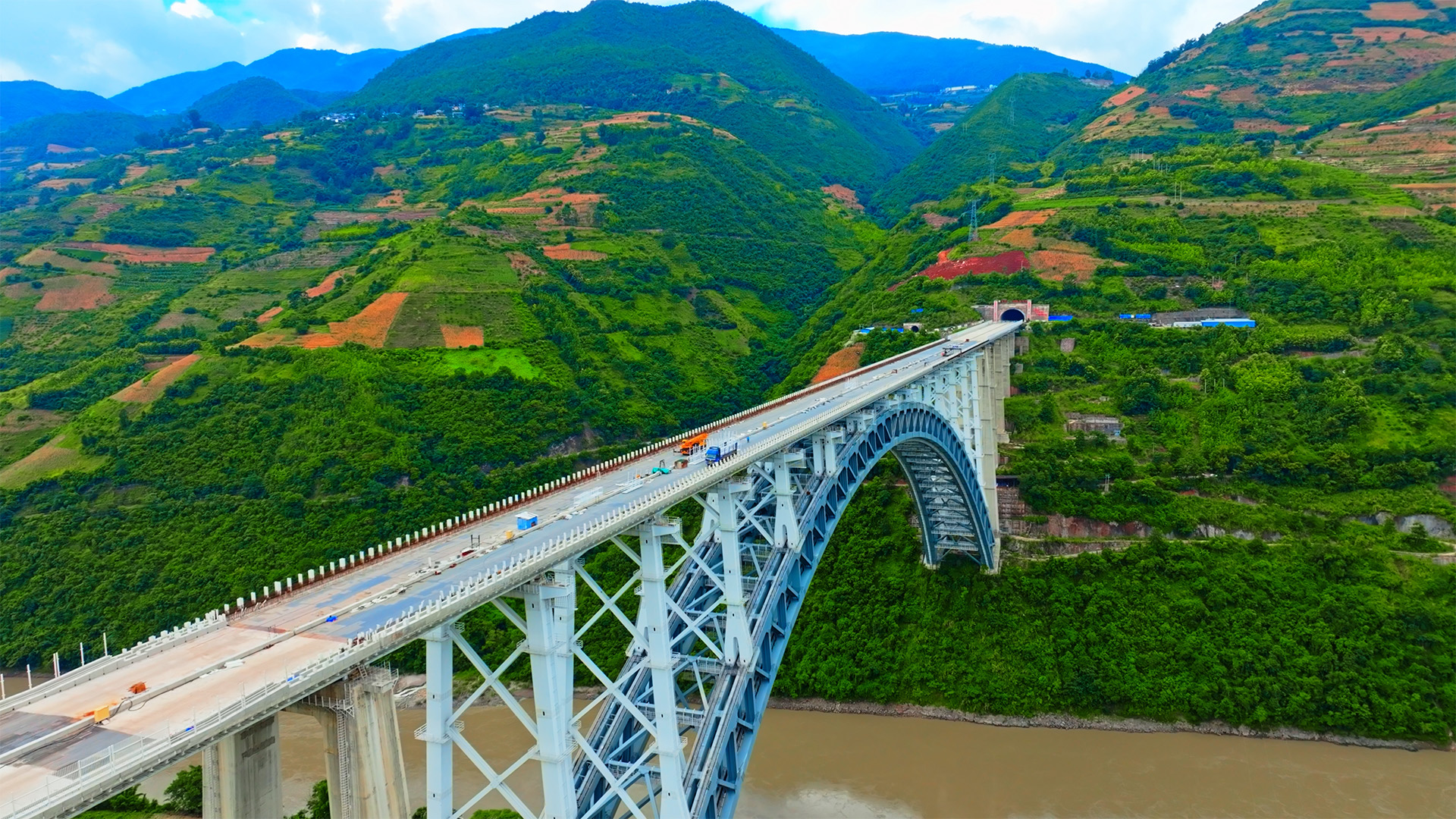 个人商用，云南省保山市施甸县怒江正在建设施工的金刚园隧道高黎贡山高速大桥航拍，视频素材