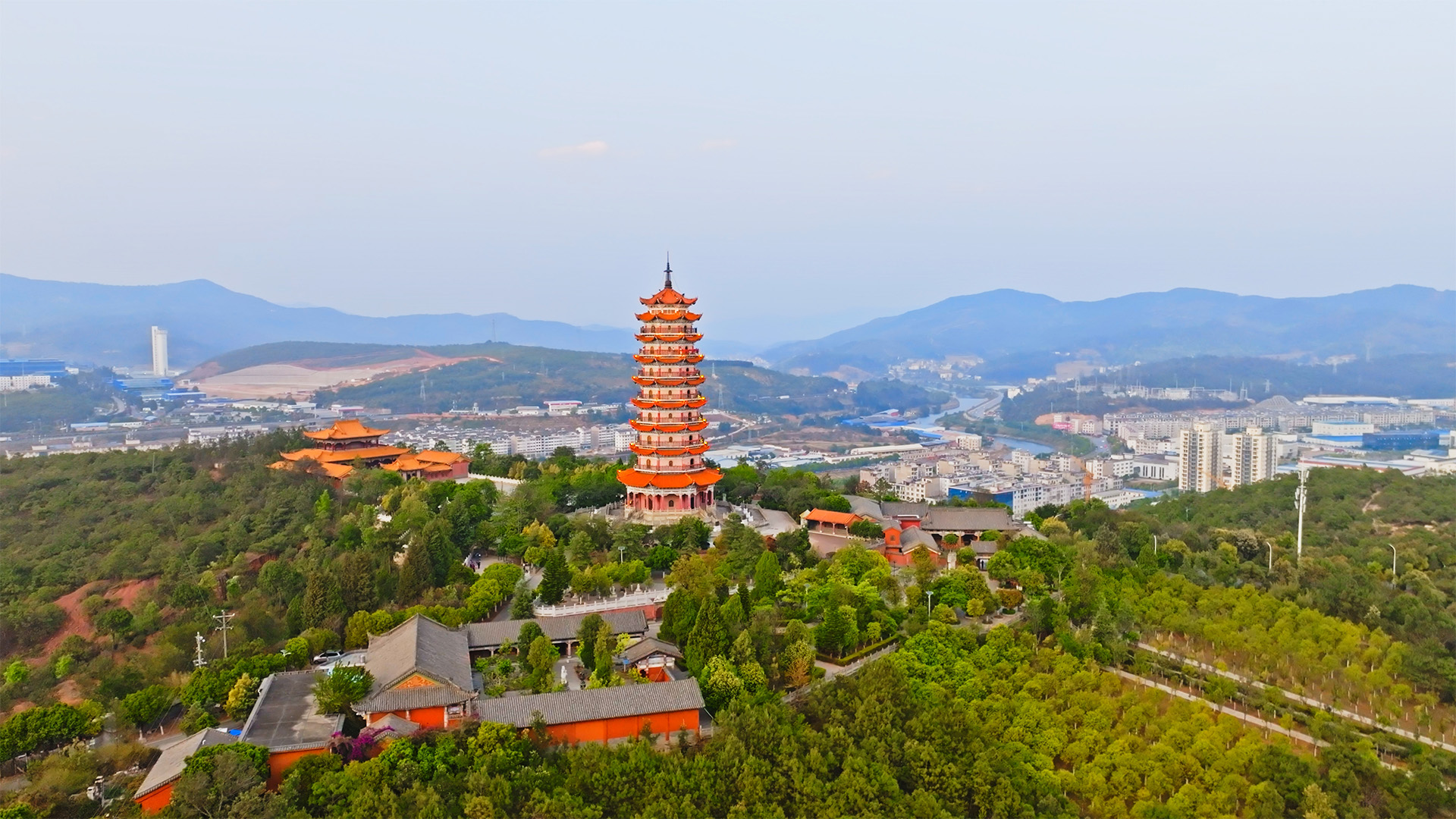 个人商用，傍晚夕阳下的云南省楚雄彝族自治州中国第一福塔霞光大景航拍，视频素材