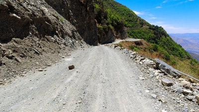 个人商用，高山峡谷险峻崎岖的乡村盘山碎石土路，视频素材