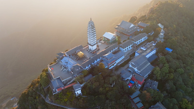 个人商用，云南省大理白族自治州宾川县鸡足山镇楞严宝塔三官殿晚霞光芒航拍，视频素材
