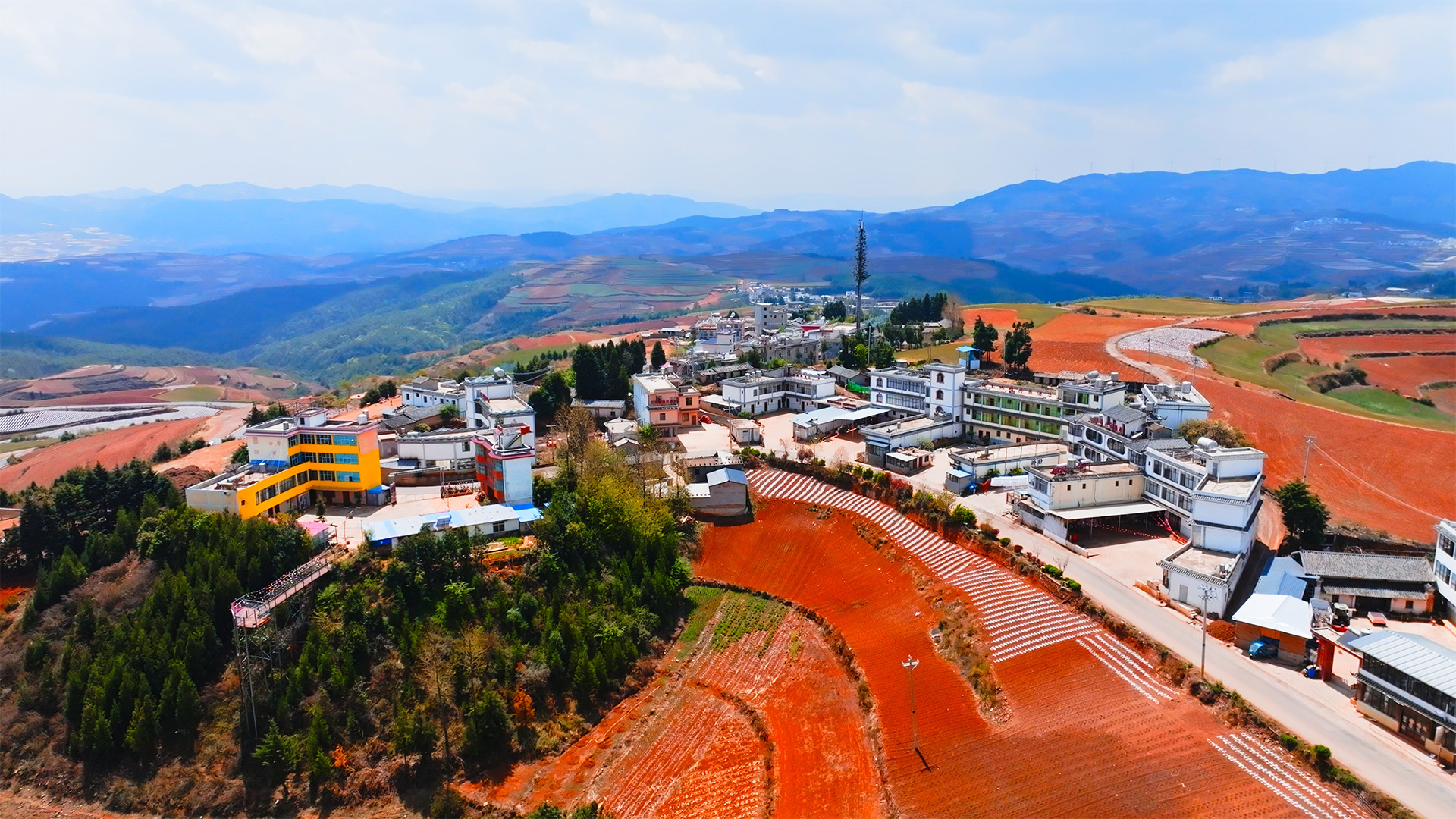 个人商用，云南省昆明市东川区红土地风景区红土映象旅游小镇航拍，视频素材